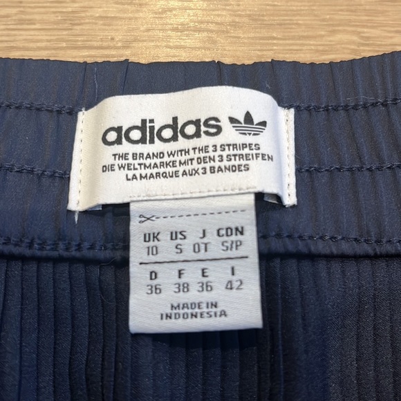 Adidas pleated mini skirt with 3 stripes. - Picture 4 of 6